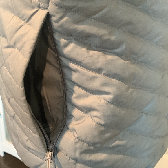 UNDER ARMOUR Women’s Fitted Puffer Vest - Picture 11 of 16